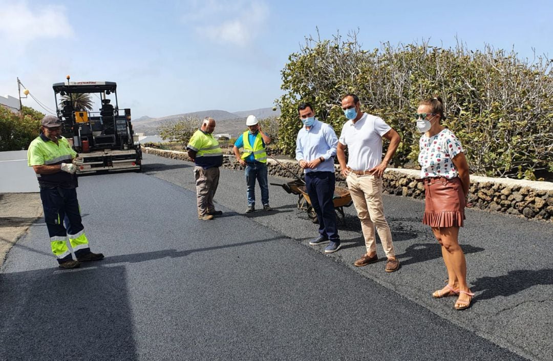 Alcalde y concejales de Haría observando los trabajos de reasfaltado.