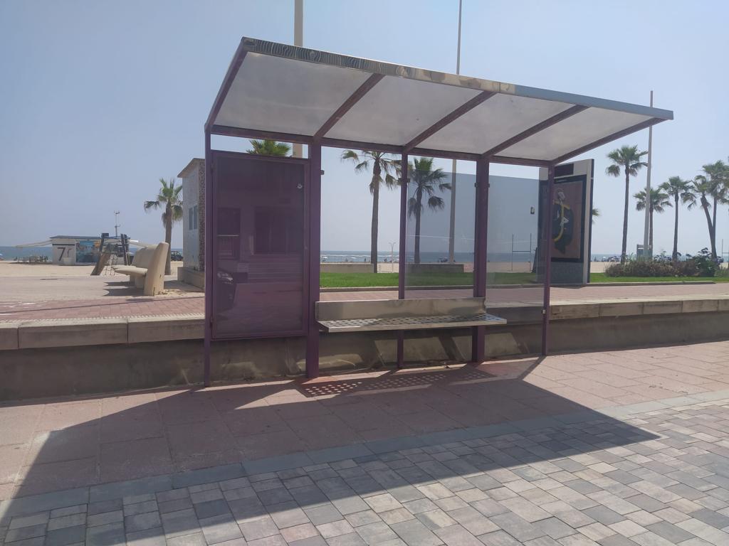 Una de las marquesinas que continúan en el paseo Marítimo de Gandia.