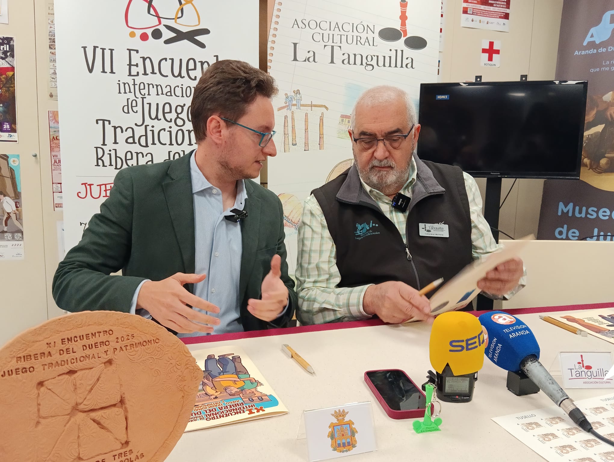 Antonio Linaje, alcalde de Aranda (izq), y Carlos de la Villa, presidenta de La Tanguilla