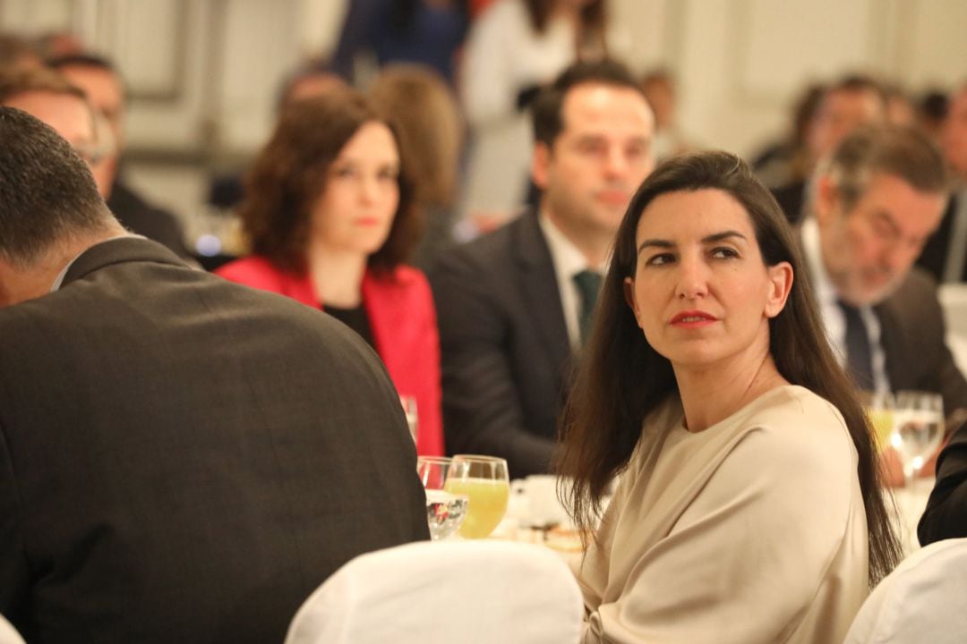 Imagen de recurso de la portavoz de VOX en la Asamblea de Madrid, Rocío  Monasterio, con la presidenta de la Comunidad de Madrid, Isabel Díaz Ayuso, y el vicepresidente regional, Ignacio Aguado, de fondo.