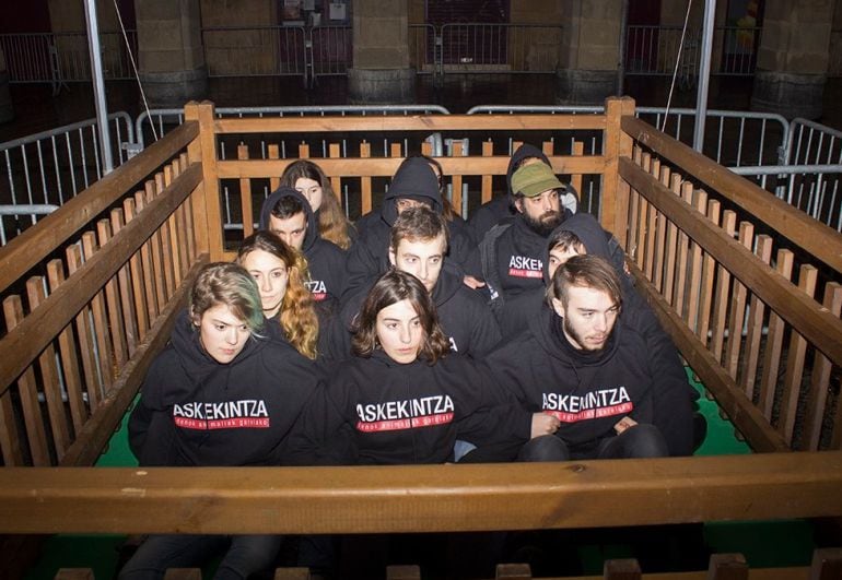 Miembros de Askekintza en el vallado de la cerda de Santo Tomás para intentar evitar su exhibición. 