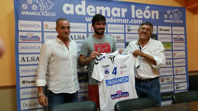 Guijosa y Franco flanquean a Simonet en su presentación oficial