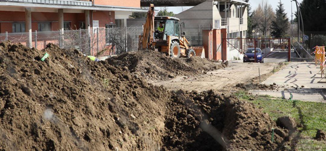 Momento de las obras del paso peatonal que conecta dos barrios en Geatafe.