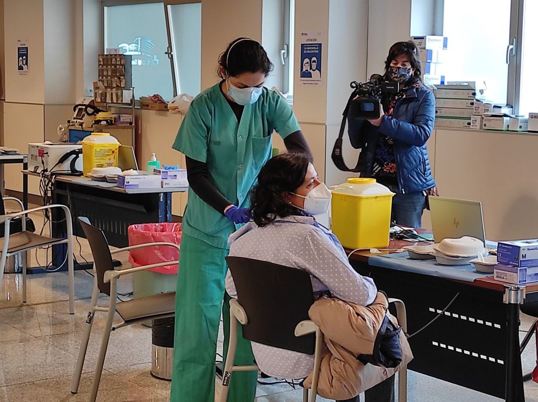 Una mujer es vacunada con la AstraZeneca en Logroño. 