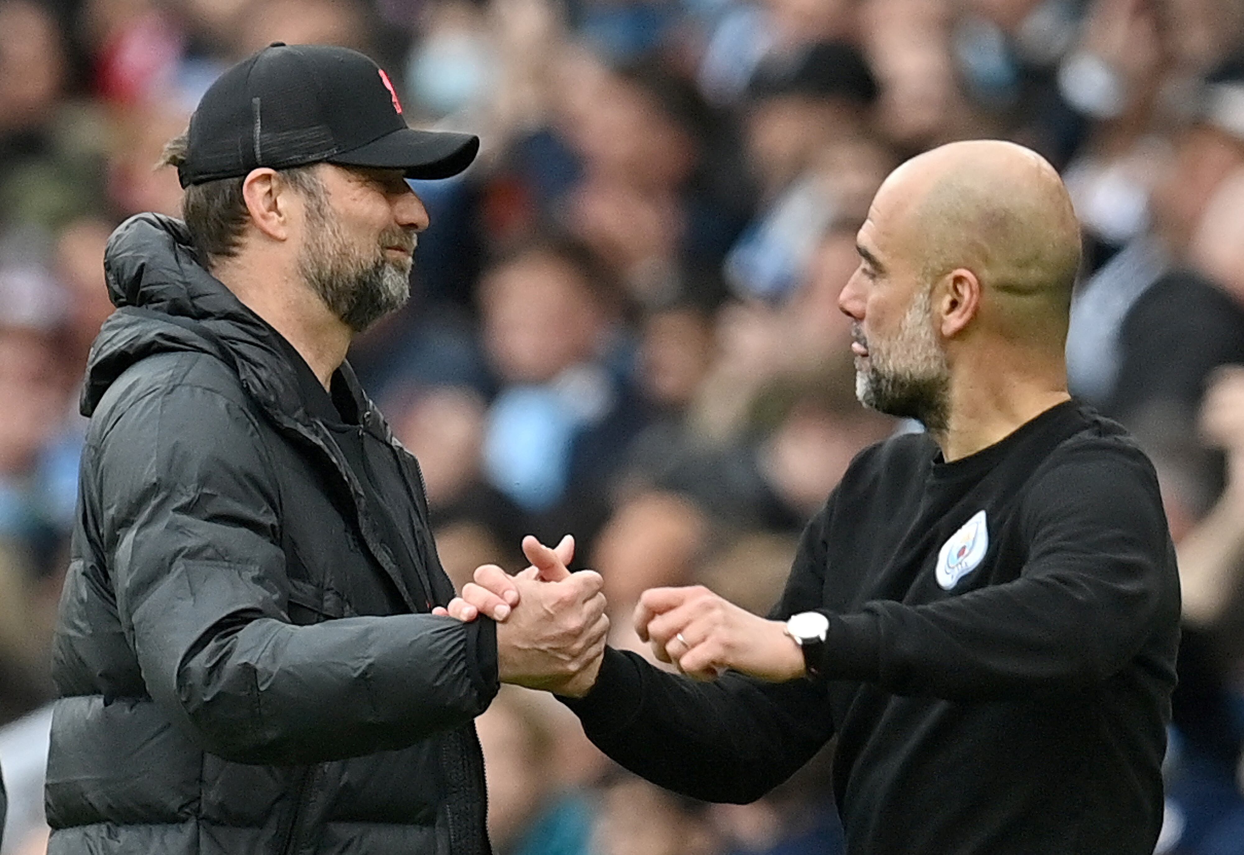 Jürgen Klopp y Pep Guardiola se saludan al término de un partido entre Liverpool y City (Photo by PAUL ELLIS/AFP via Getty Images)