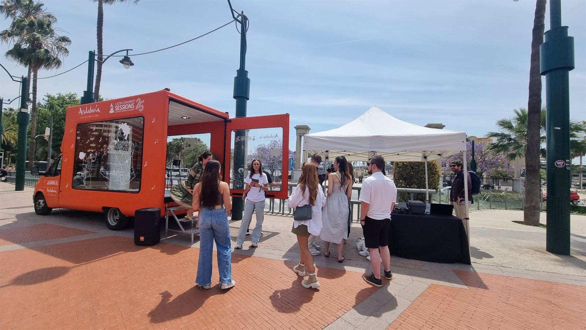 Desde este lunes al 15 de mayo recorrerá diversos puntos una furgoneta tematizada con la creatividad de &#039;Andalucía es Música&#039;, que ofrece  participar en un karaoke con temas de artistas andaluces nominados o ganadores de los Latin Grammy.