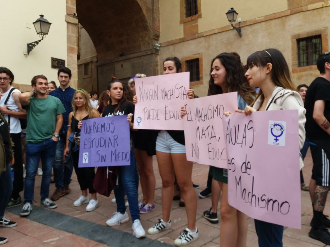 Concentración contra machismo en las aulas y profesor de psicología comentarios sexistas, el pasado 13 de septiembre