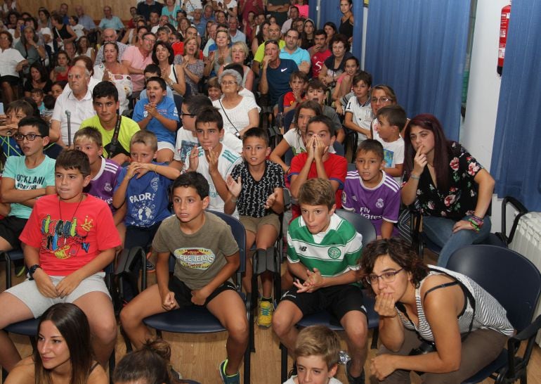 Los vecinos de Astudillo se reúnen frente a una pantalla gigante para animar al atleta local Óscar Husillos en la final de los 400 metros del Campeonato de Europa de Atletismo, que se disputa en Berlín