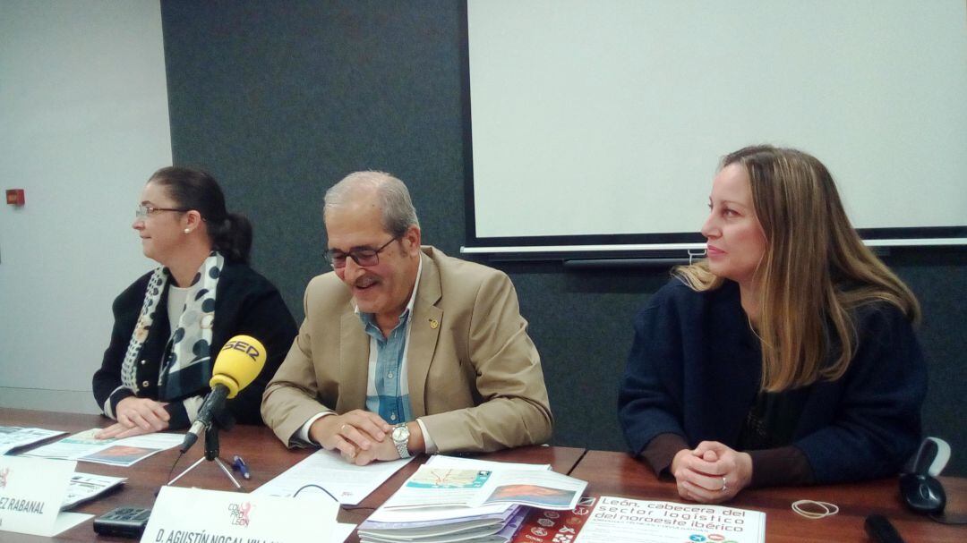 Representantes de ColProLeón en la presentación de las Jornadas Técnicas