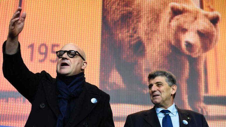 El director italiano Gianfranco Rosi y el actor Pietro Bartolo en la rueda de prensa de la película &#039;Fuocoammare&#039;, presentada en la Berlinale