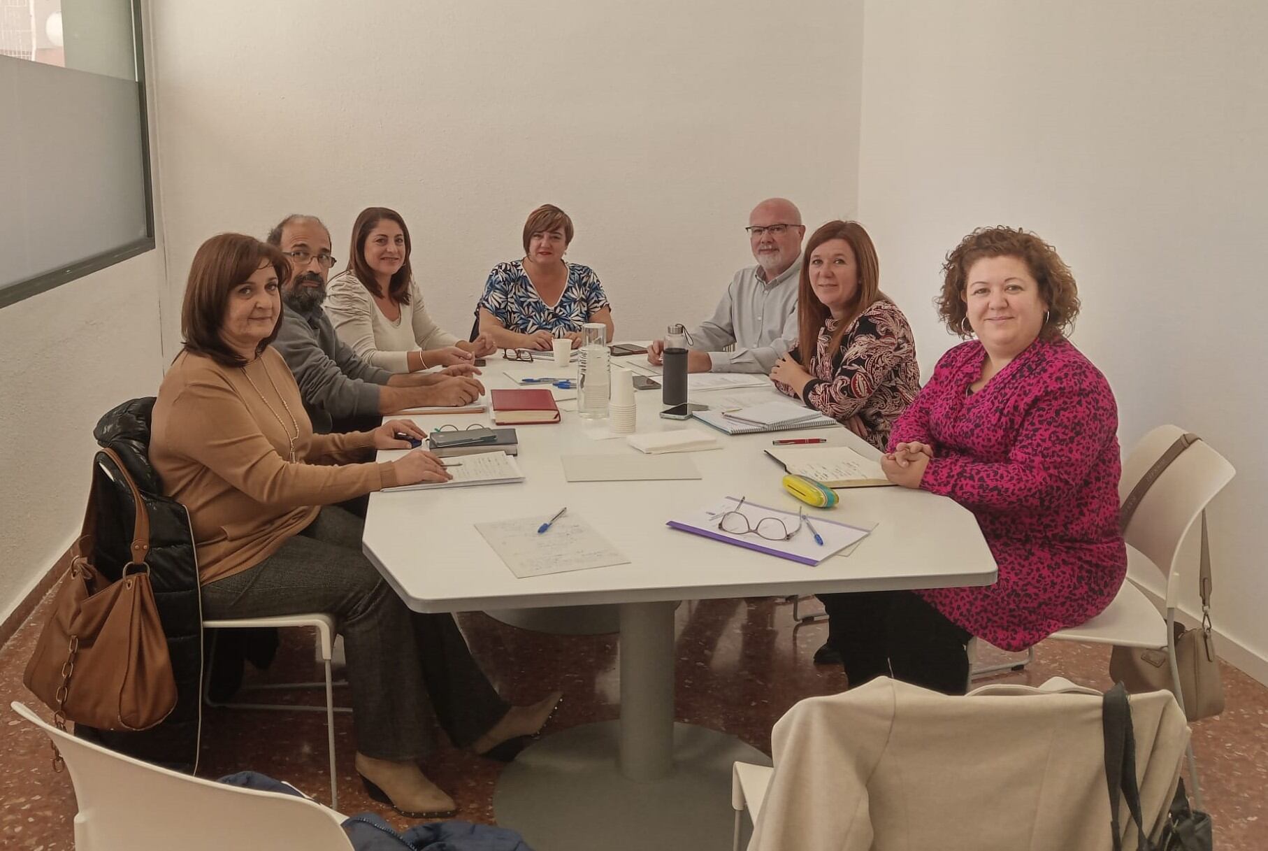 Un momento de la reunión  que mantenía ayer la alcaldesa de Oliva, Yolanda Balaguer, con responsables autonómicos, a los que la primera edil exponía el diagnóstico que en este sentido refleja el Plan Estratégico de Vivienda de Oliva