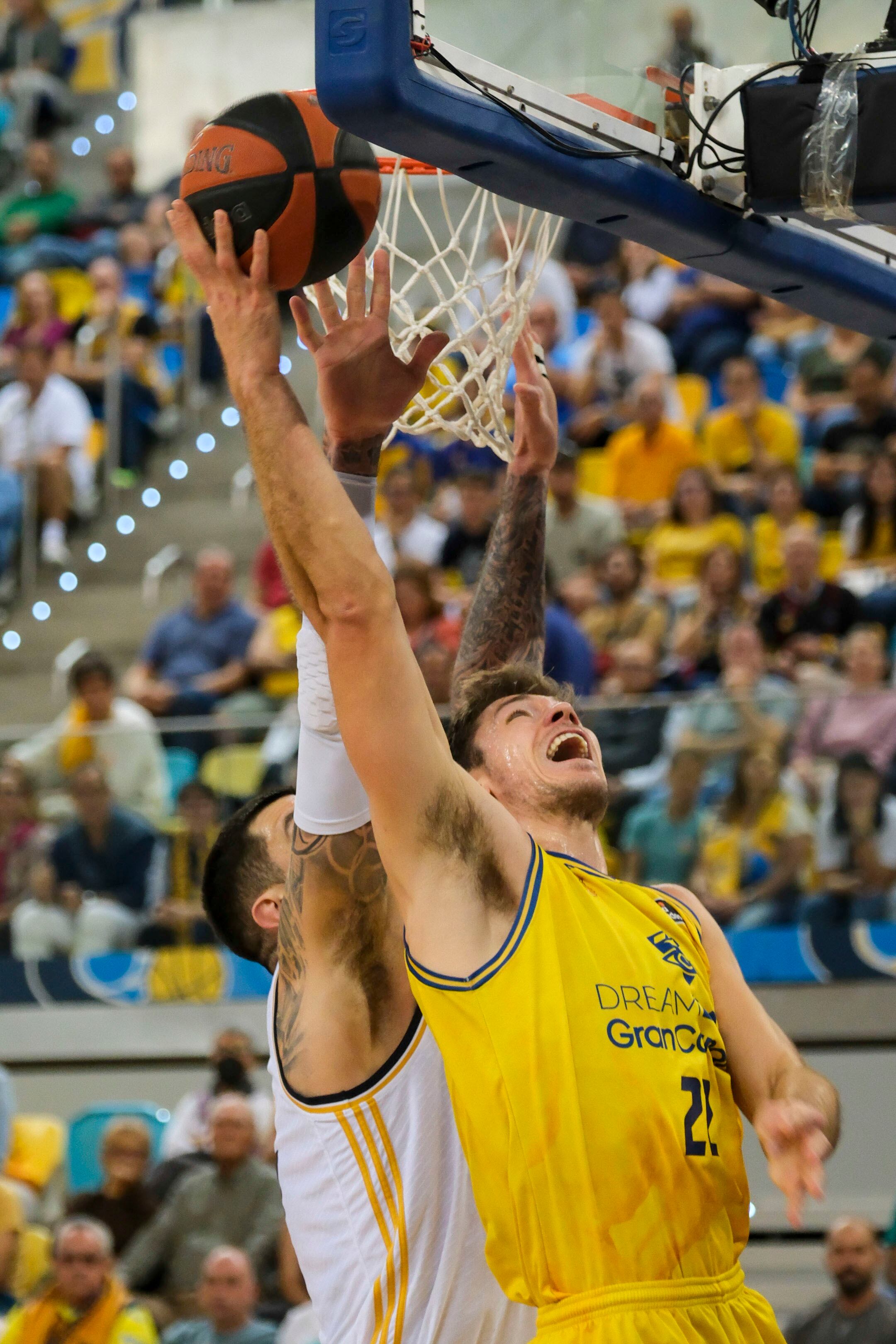 LAS PALMAS DE GRAN CANARIA. 28/01/2024.- Ethan Happ (d) y Vincent Poirier (i), jugadores del Dreamland Gran Canaria y del Real Madrid, durante el partido de la jornada 20 de la Liga Endesa, que ambos equipo han disputado hoy en el Gran Canaria Arena. EFE/ Ángel Medina G.
