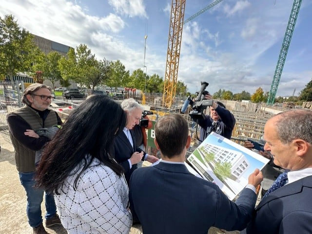 Consejero Octavio López, Lorena Orduna y representantes de Brial viendo una de las promoción en construcción