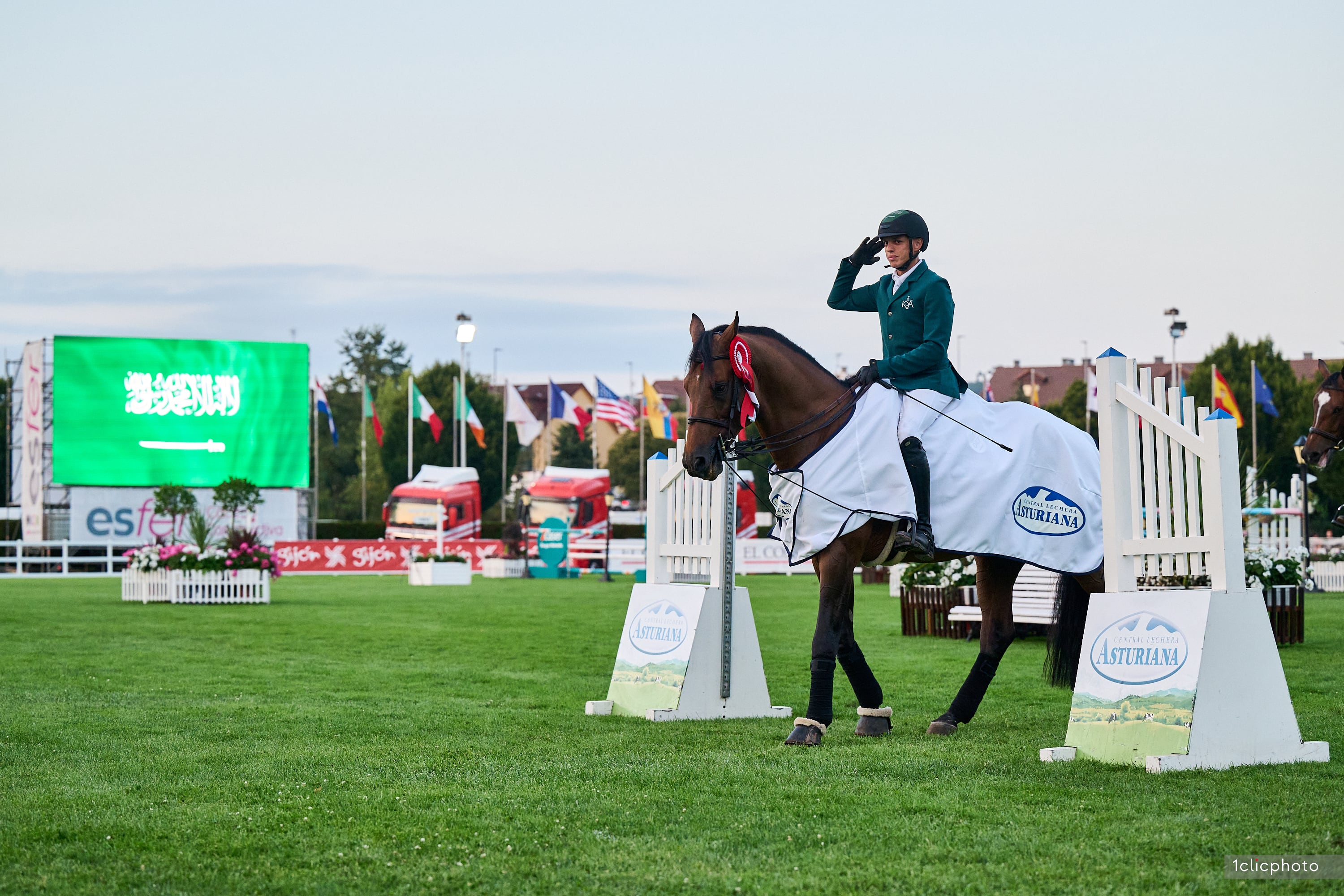 Abdullah Alsharbatly durante la ceremonia de premiación en el Concurso de Saltos Internacional de Gijón.