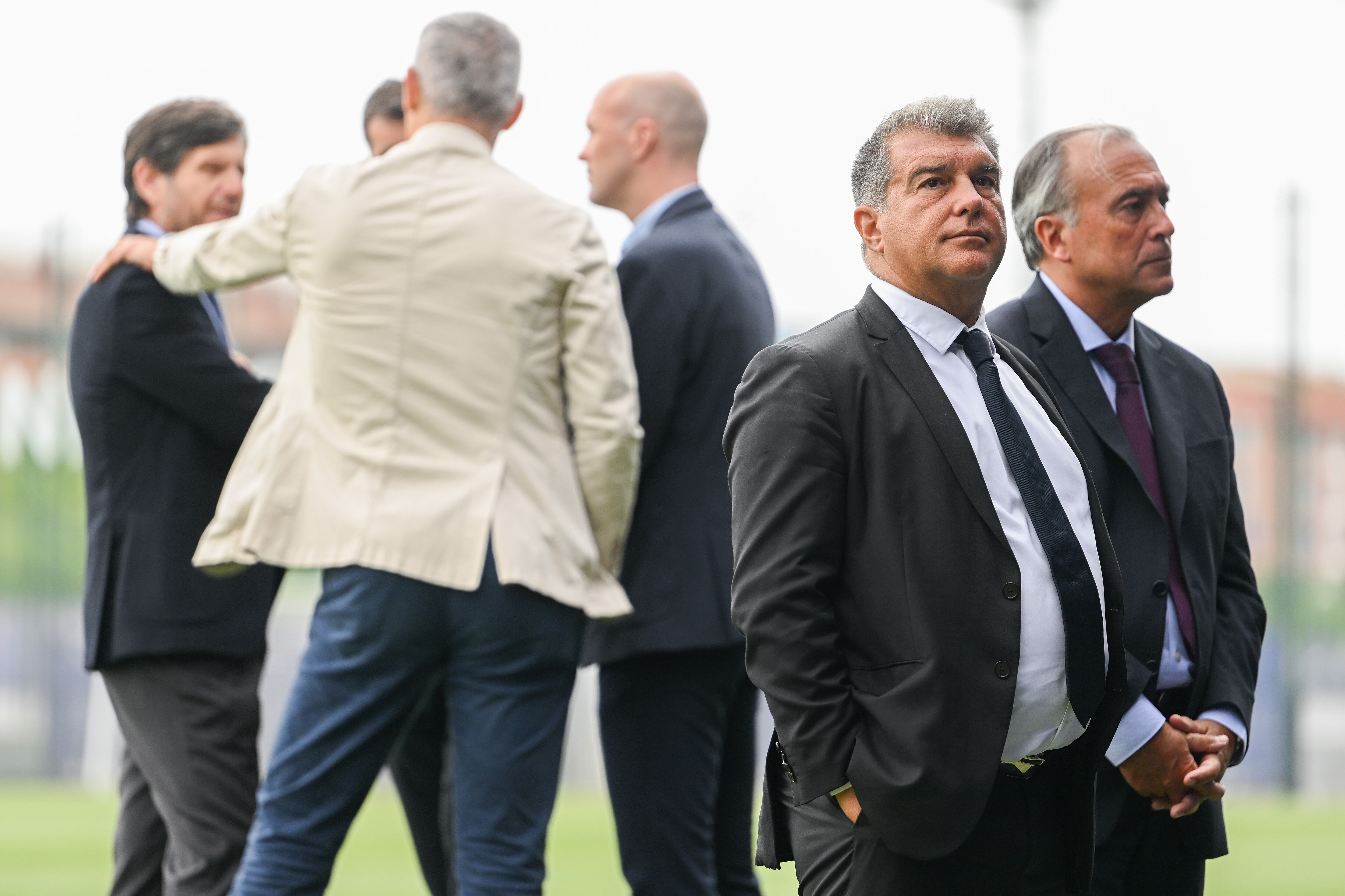 Joan Laporta, junto al vicepresidente, Rafael Yuste, en la presentación de Kessié.