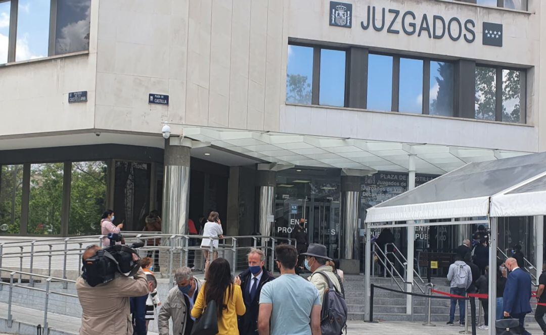 Miembros de &#039;Jaén Merece Más&#039; a las puertas de los Juzgados en Madrid.