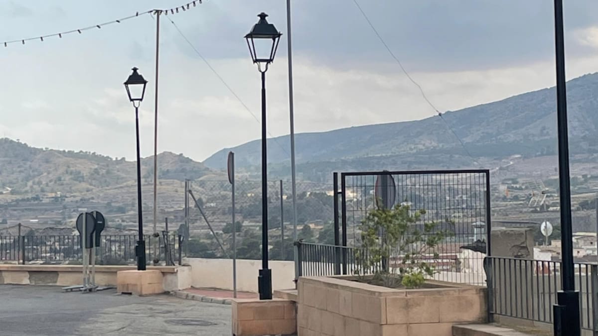 Monóvar renueva las luminarias del barrio de Santa Bàrbara