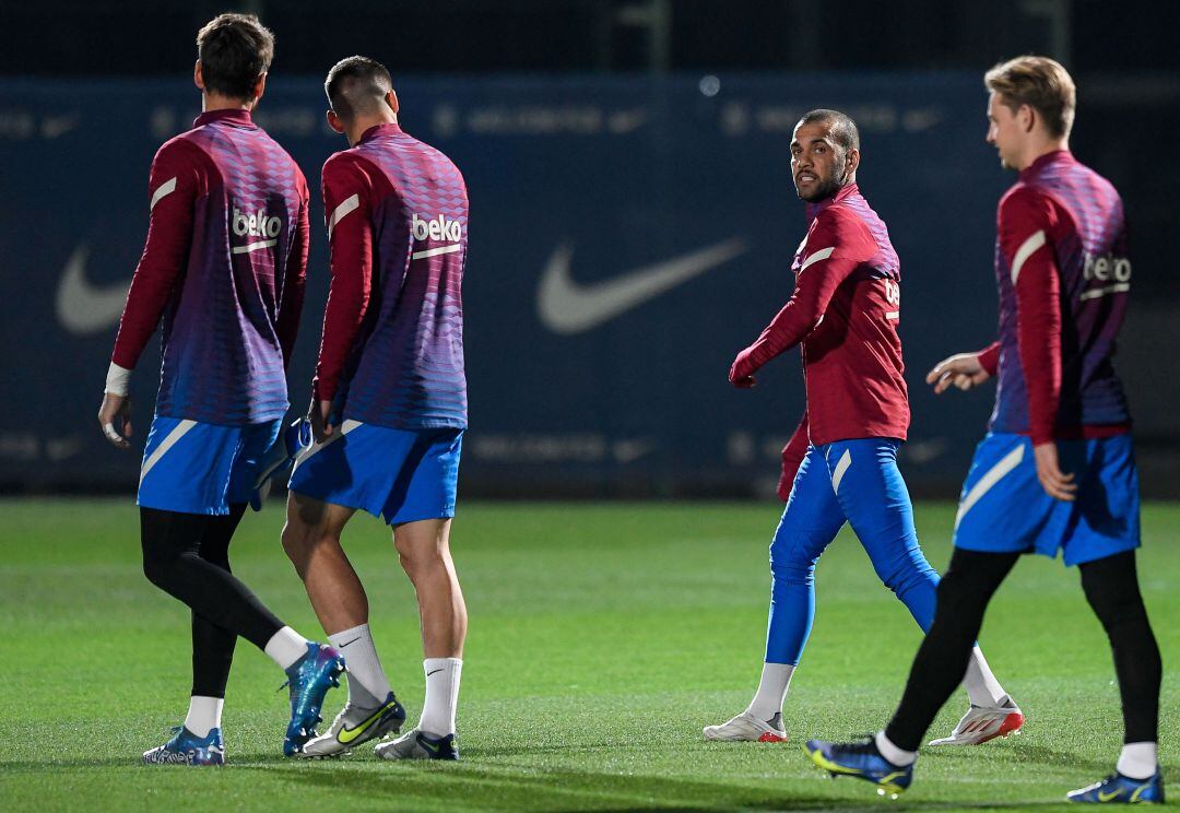 Dani Alves entrenado con el resto de sus compañeros