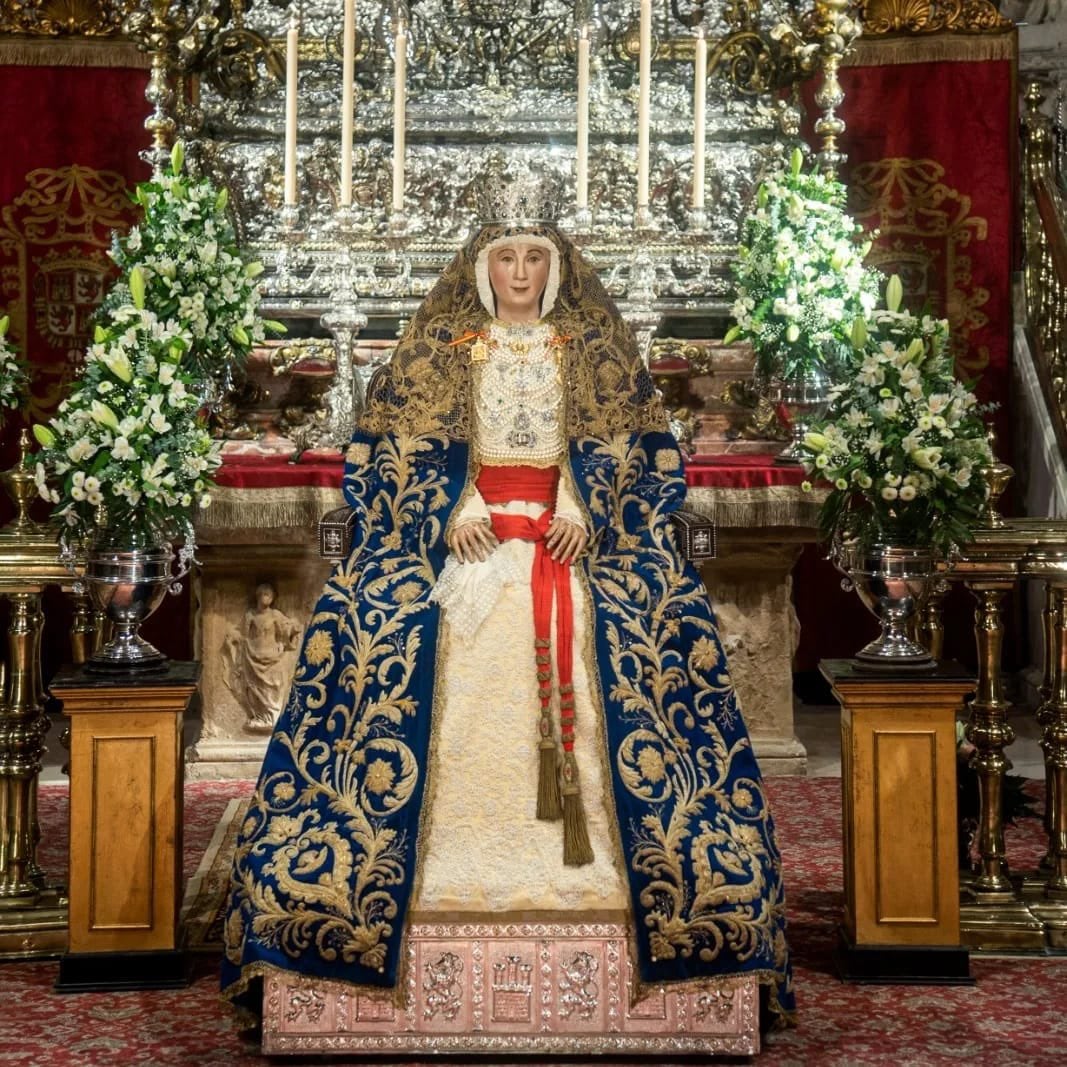 La Virgen de los Reyes durante su primer besamanos de este mes de agosto