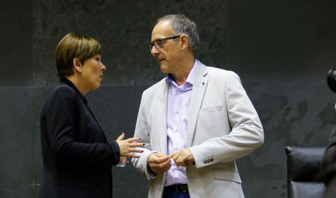 Uxue Barkos, presidenta del Gobierno de Navarra, junto a Adolfo Araiz, del grupo parlamentario de EH Bildu, quien ha interpelado a la presidenta en este tema