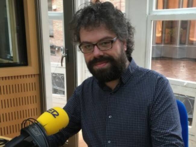Sergio del Molino en los estudios de la Cadena SER