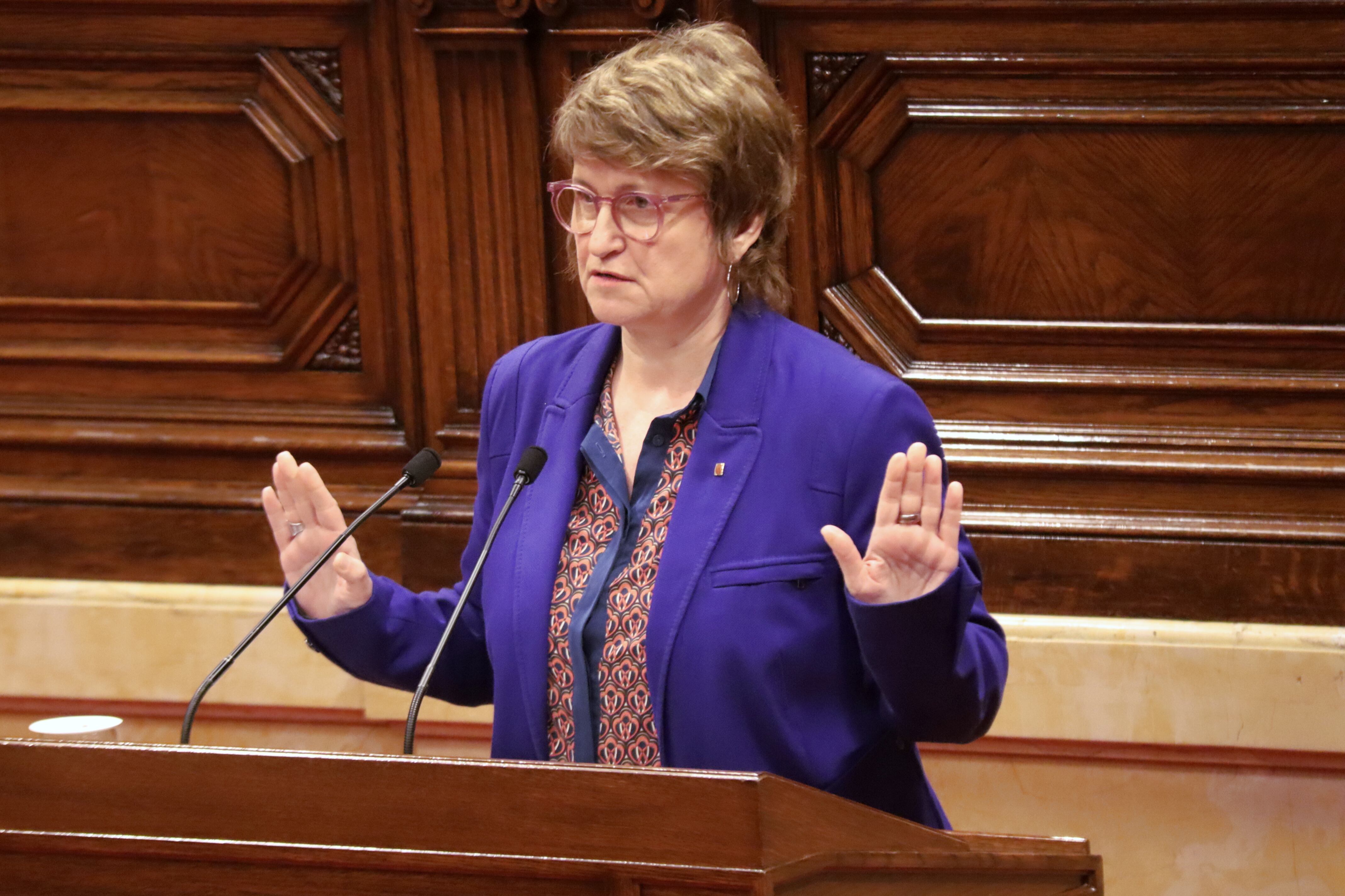 La consellera d'Educació, Anna Simó, respon a una interpel·lació al Govern al Parlament