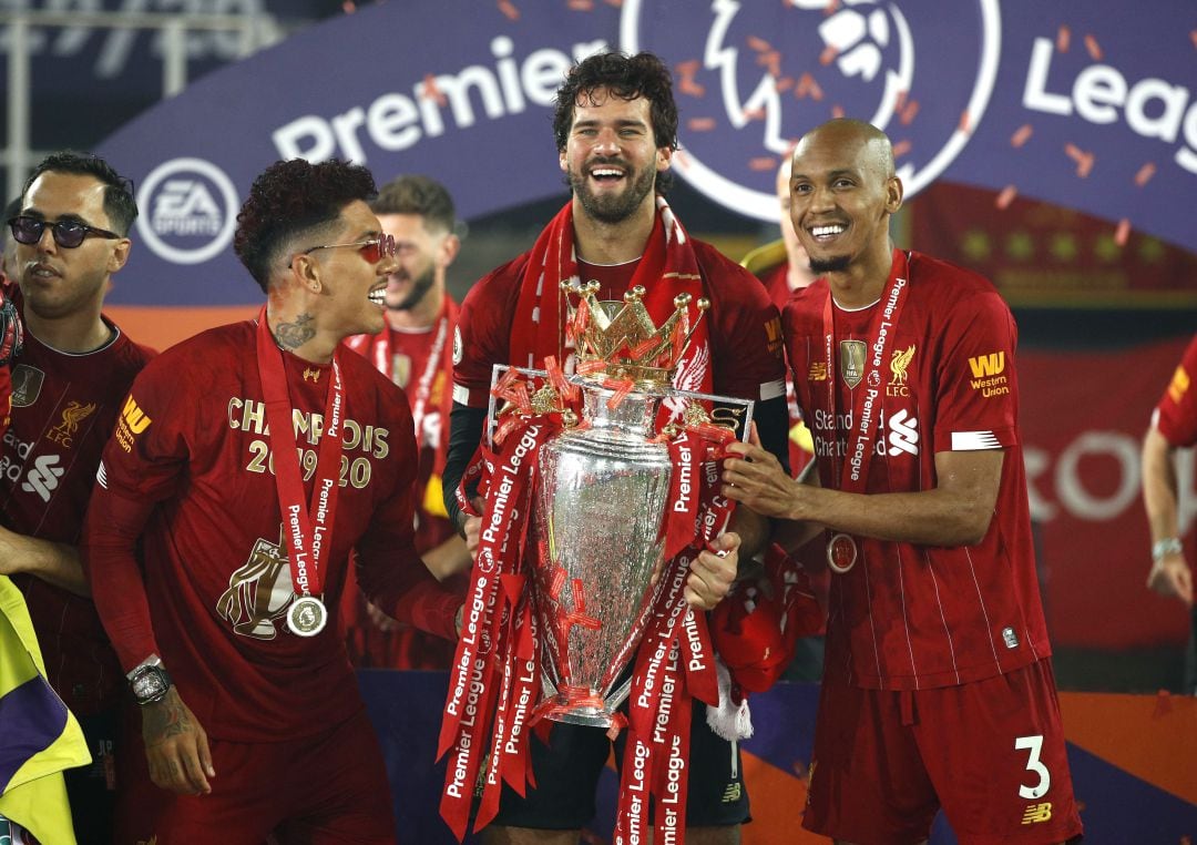 Fabinho celebra la Premier con sus compañeros la noche de este jueves