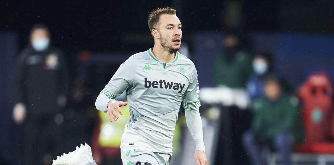 Loren Morón, durante un partido con el Real Betis