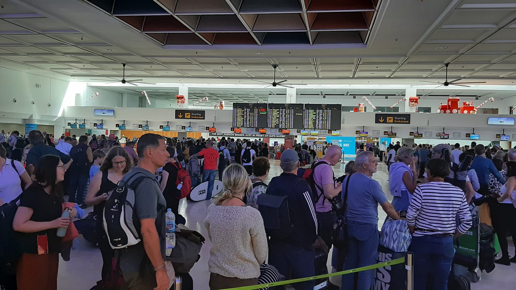 Interior de la T1 del aeropuerto César Manrique Lanzarote.