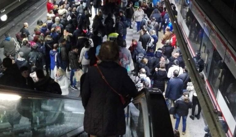 Cientos de viajeros se han agolpado en los andenes