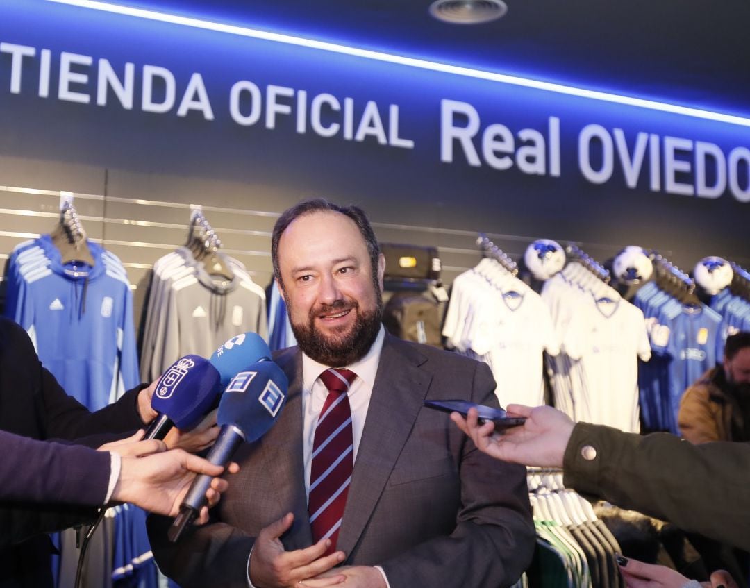 Jorge Menéndez en la nueva tienda oficial