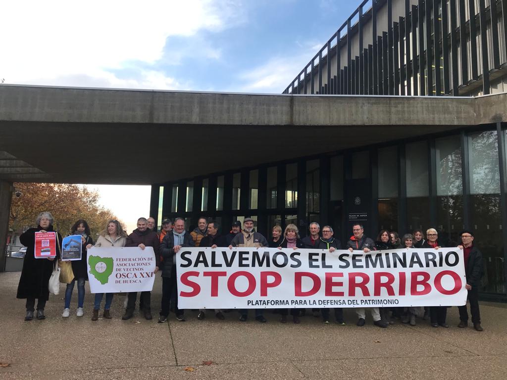 Miembros de Apudepa y de la Plataforma en defensa del patrimonio, concentrados a las puertas de los Juzgados