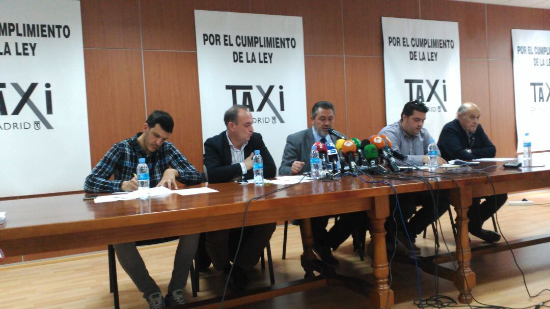 Rueda de prensa de los representantes de las cinco asociaciones del taxi de Madrid. 