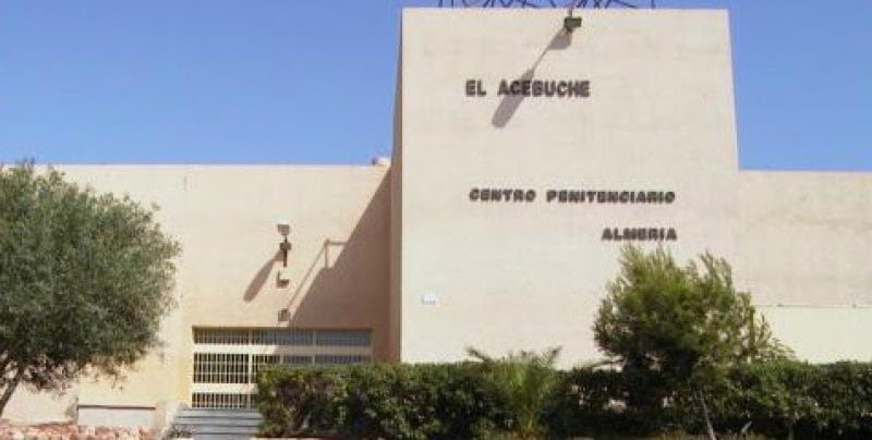 Una pelea sin precedentes en  la cárcel de El Acebuche de Almería: 87 presos, dos heridos, cinco en aislamiento, dos internos siendo cambiados directamente a otro módulo  y la intervención de 12 funcionarios.