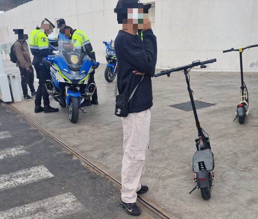 Controles de la Policía Local de Arrecife en diferentes zonas para garantizar las normas por los conductores de patinetes.