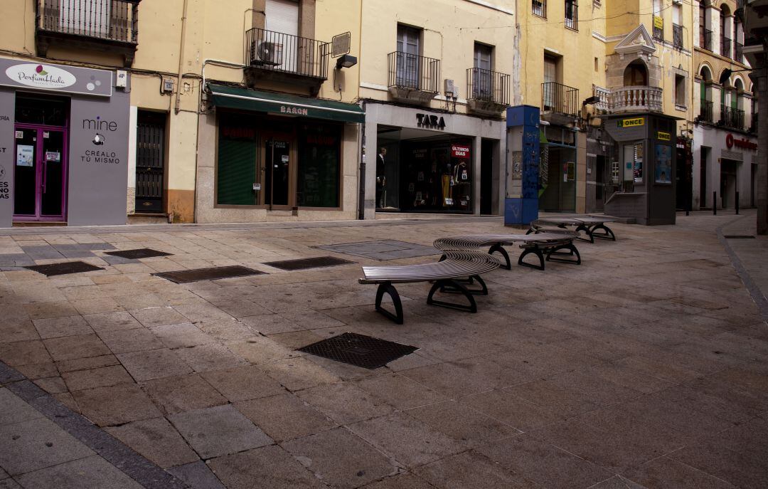 Calle comercial vacia durante el confinamiento en Extremadura