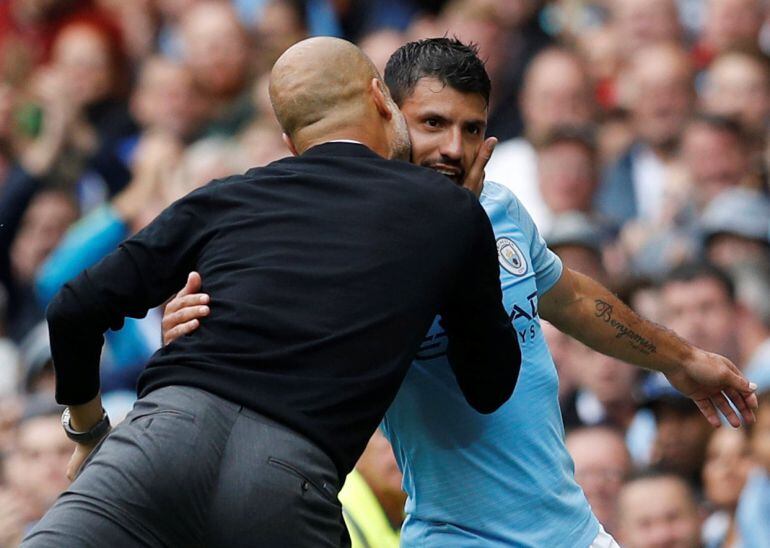 Guardiola con Agüero, en el momento en que es sustituido 