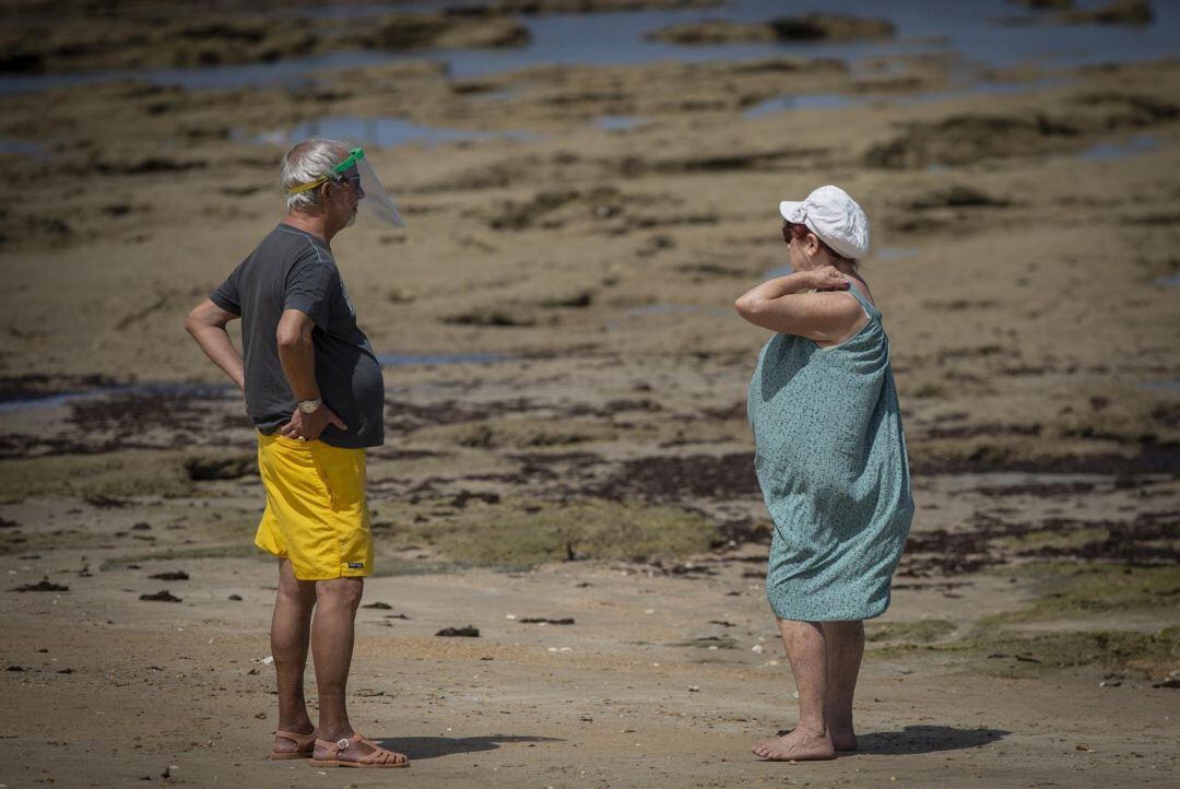 Dos usuarios en una playa clausurada en Cádiz por completar el aforo