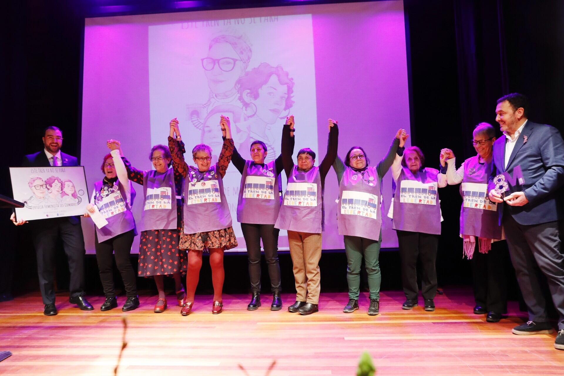 El presidente, Adrián Barbón, y el alcalde de Laviana, Julio García, entregan el reconocimiento a las asociaciones promotoras del Tren de la Libertad:Tertulia Feminista Les Comadres, de Gijón/Xixón, y Mujeres por la Igualdad, de Barredos (Laviana),