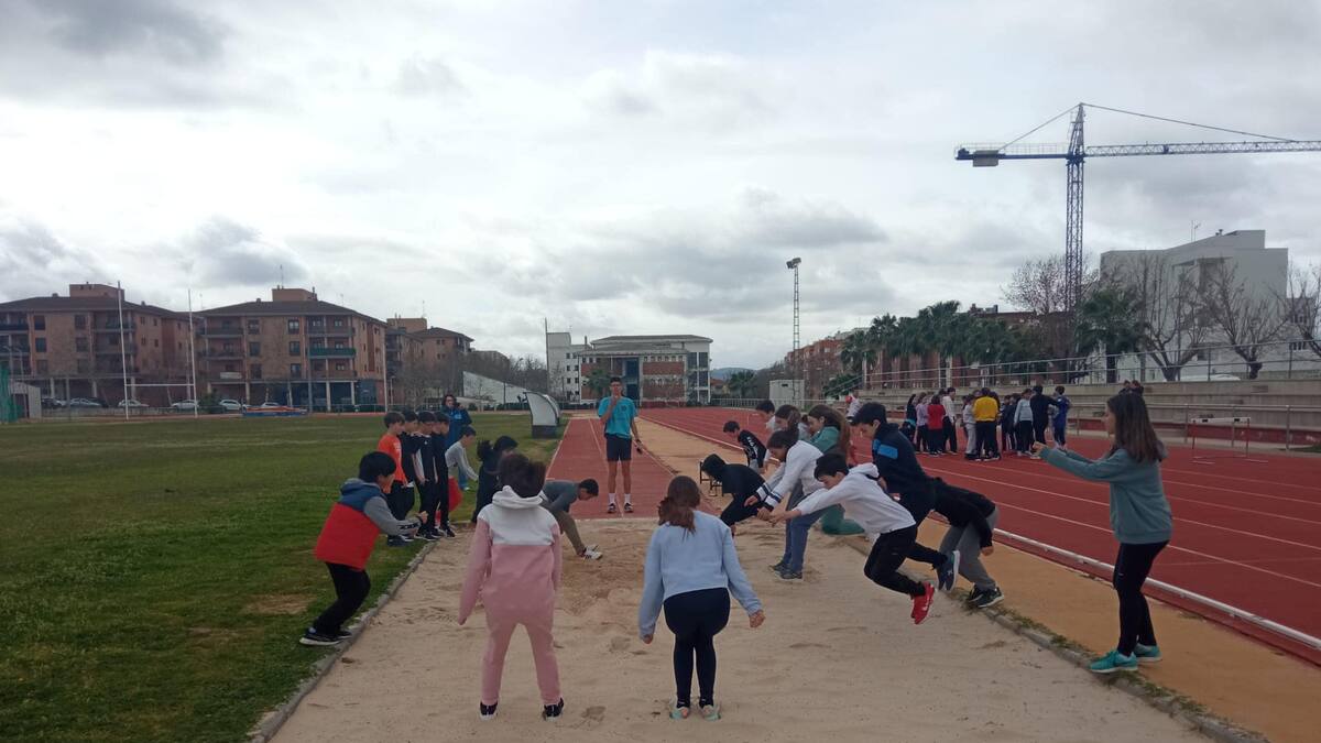 El Club de Atletismo Mitreo da a conocer el deporte en colegios de Mérida