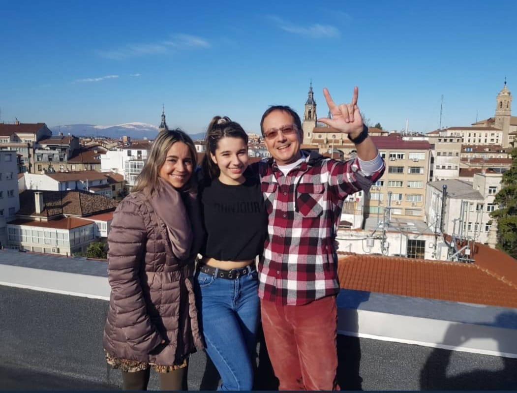 Nahia, acompaña de sus padres, tras una entrevista en SER Vitoria