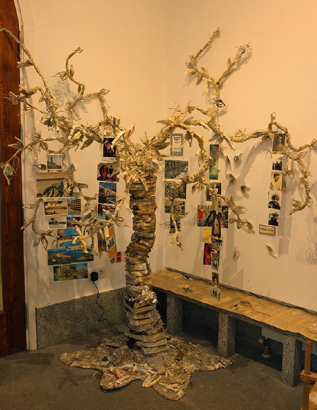 Árbol confeccionado con libros y objetos olvidados en su interior