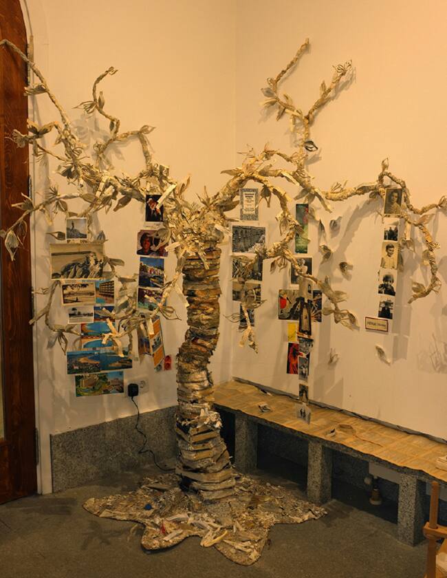 Árbol confeccionado con libros y objetos olvidados en su interior