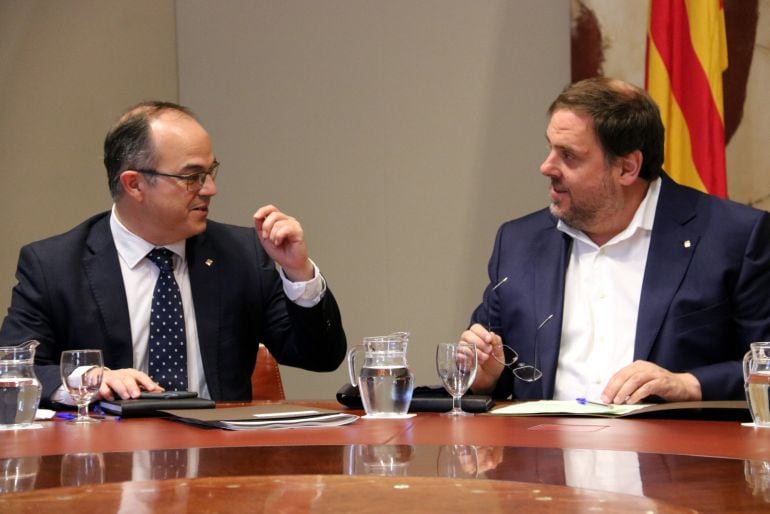 El conseller de la Presidència, Jordi Turull, conversa con el conseller económico y vicepresidente del Govern, Oriol Junqueras