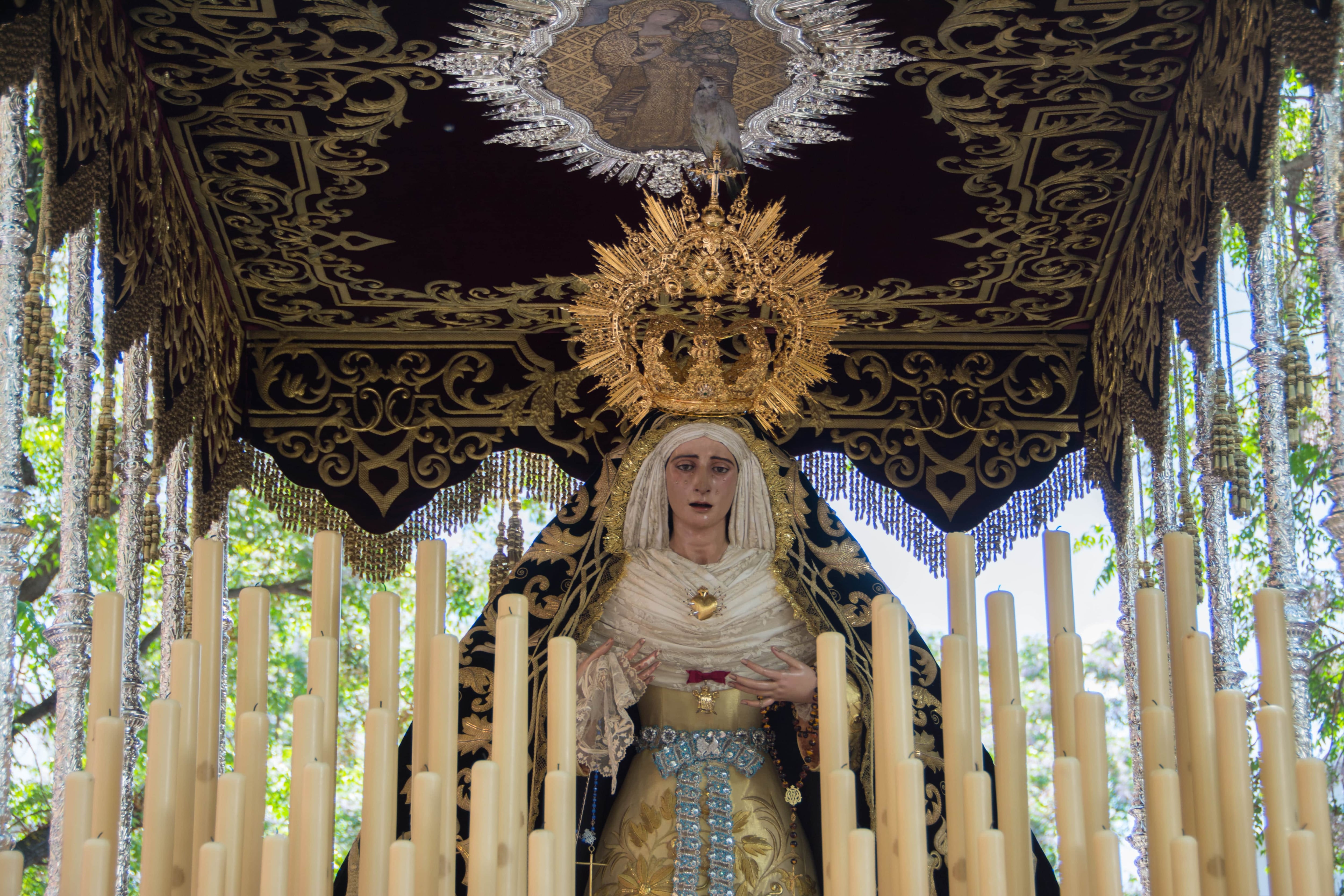 La Virgen de los Dolores del Cerro bajo su paso de palio