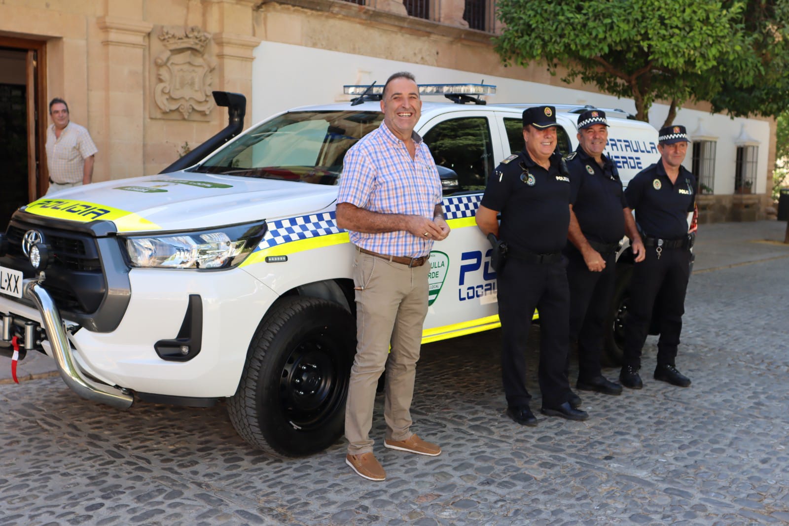 Presentación del nuevo vehículo a las puertas del Ayuntamiento, con la presencia del delegado de Medio Ambiente, el jefe de la Policía Local y los dos agentes adscritos a la unidad