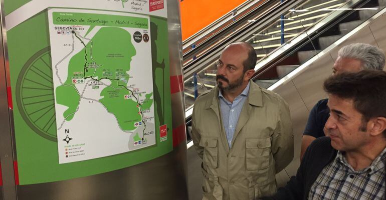 Pedro Rollán, consejero de Vivienda, Infraestructuras y Transportes de la Comunidad de Madrid visitando el inicio de la nueva ruta verde en el Metro de Ópera