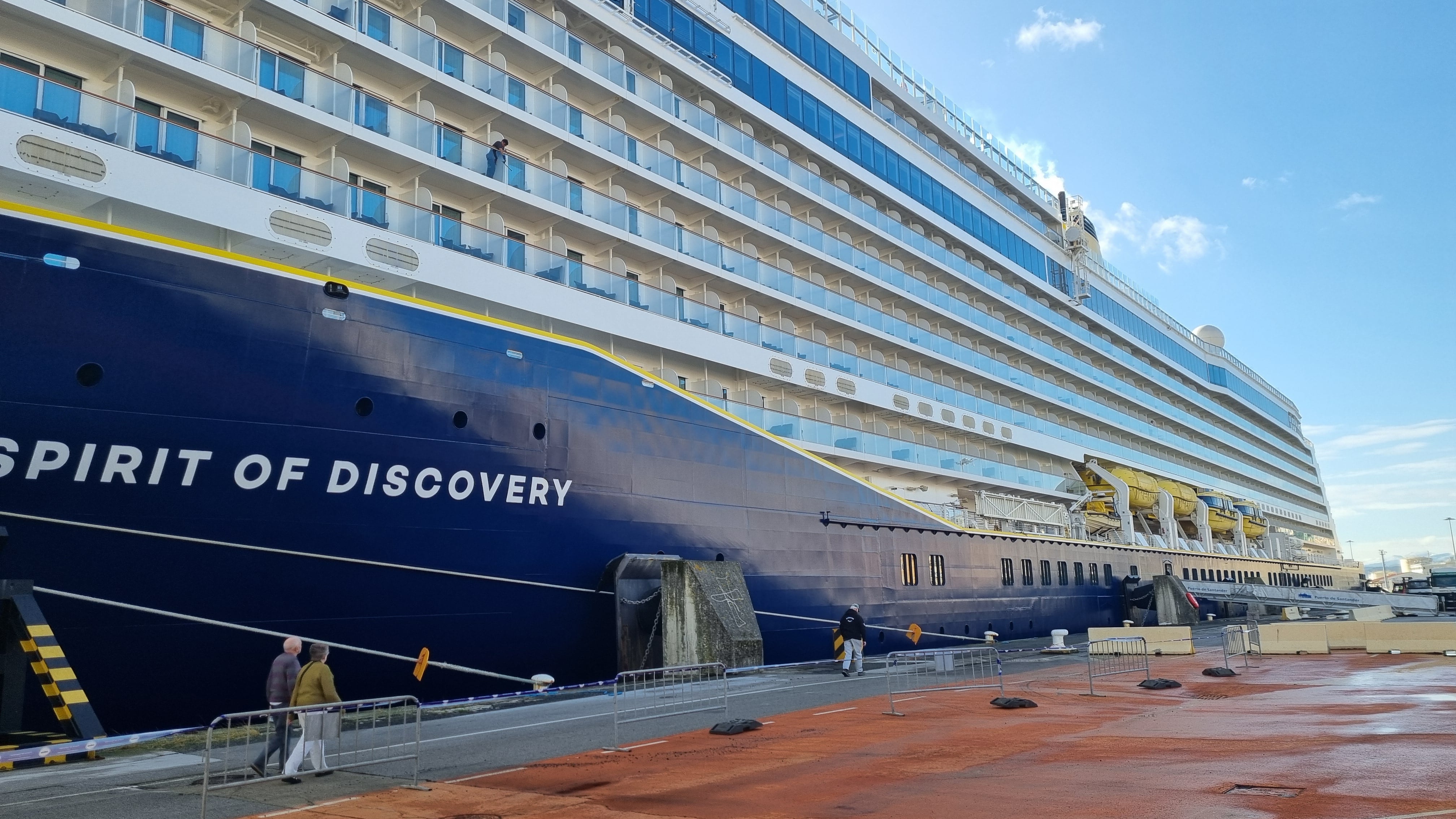 Imagen del Spirit of Discovery atracado en la Bahía de Santander