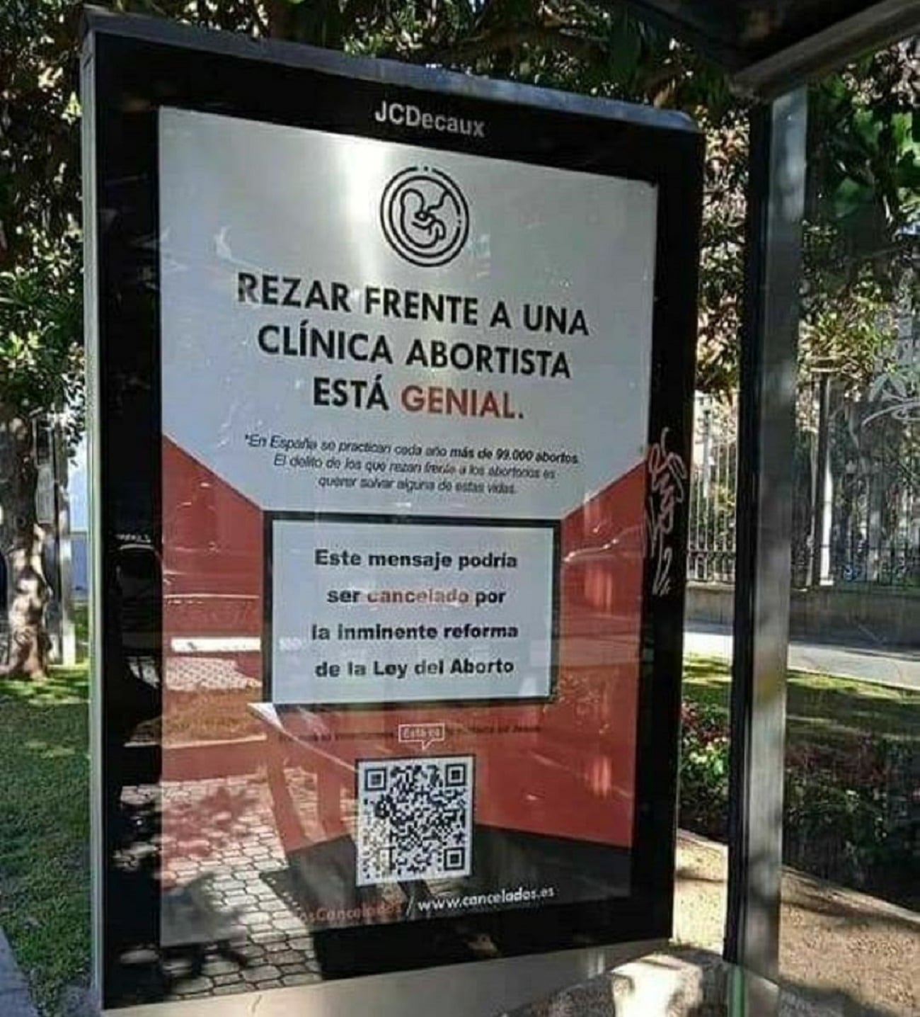 Anuncio de la campaña antiabortista que llama a rezarante las puertas de las clínicas, en una marquesina de Córdoba.