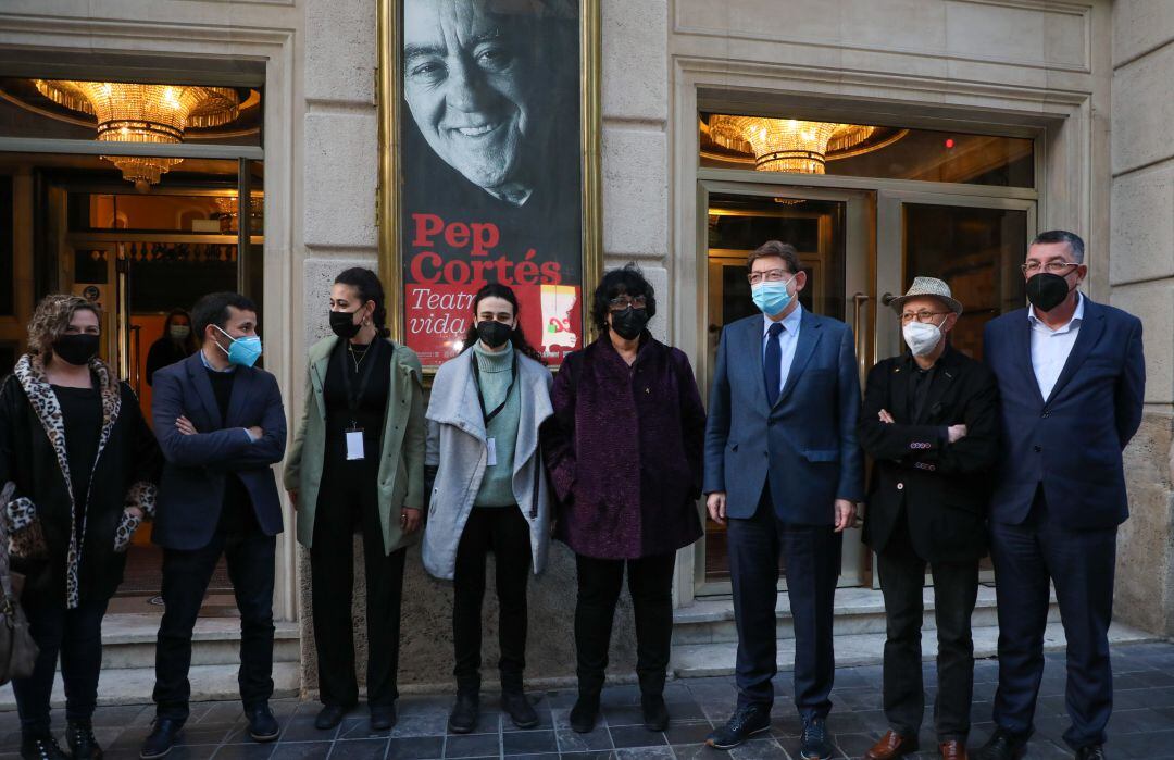 Raquel Tamarit, Secretària Autonòmica de Cultura; el conseller de Cultura, Vicent Marzà; la dona i les filles de Pep Cortés, el president de la Generalitat, Ximo Puig; Joanfra Rozalén, de La Dependent, i Enric Morera, president de Les Corts, a portes del 